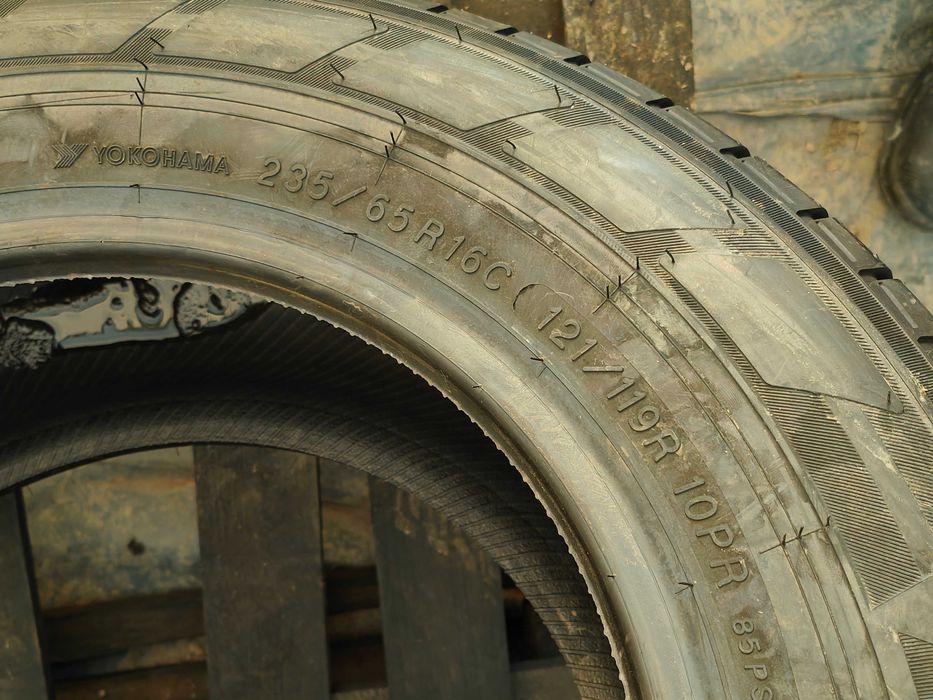 Vand anvelope de vara 235/65x16C marca YOKOHAMA  model RY55