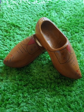 Pantofi din lemn vintage