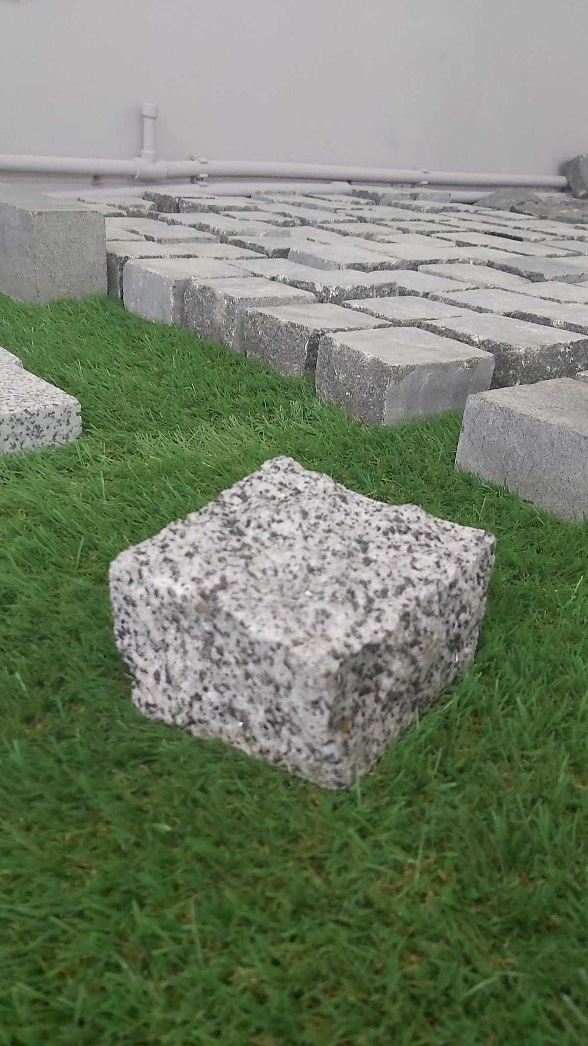 Piatra cubica Granit Sare si Piper 10x10x5-10 pret 1030 ron/tona