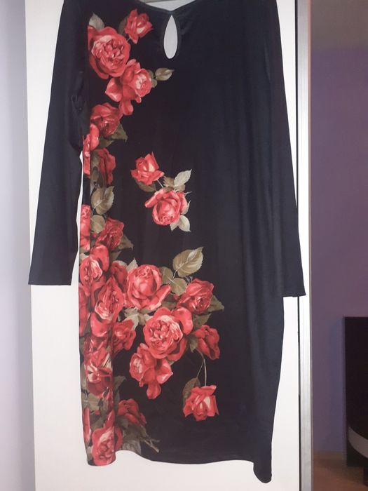 Нова рокля.Черен фон и красиви рози.