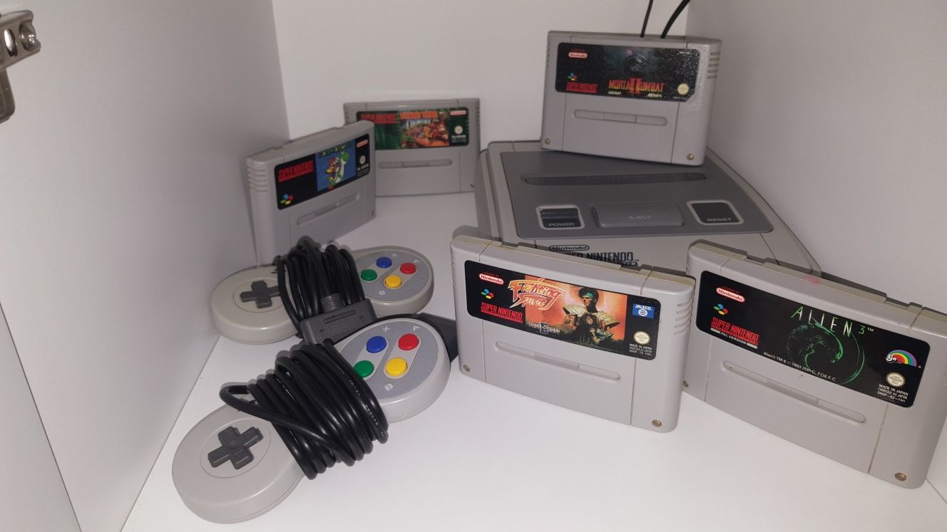 Super Nintendo SNES complet cu 2 joisticuri plus jocuri are 25 de ani