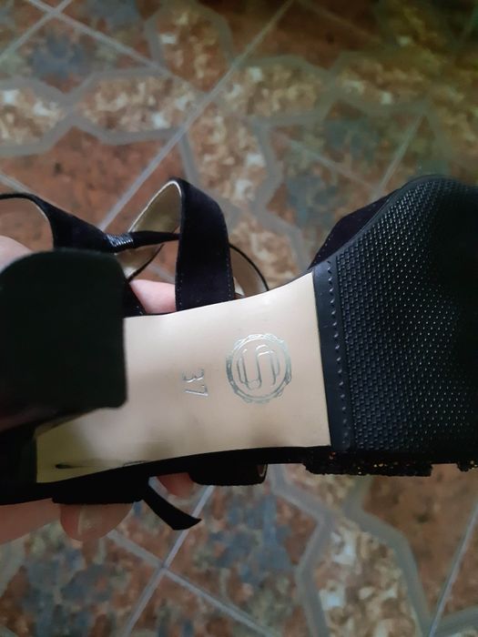 Vand sandale de ocazie speciale