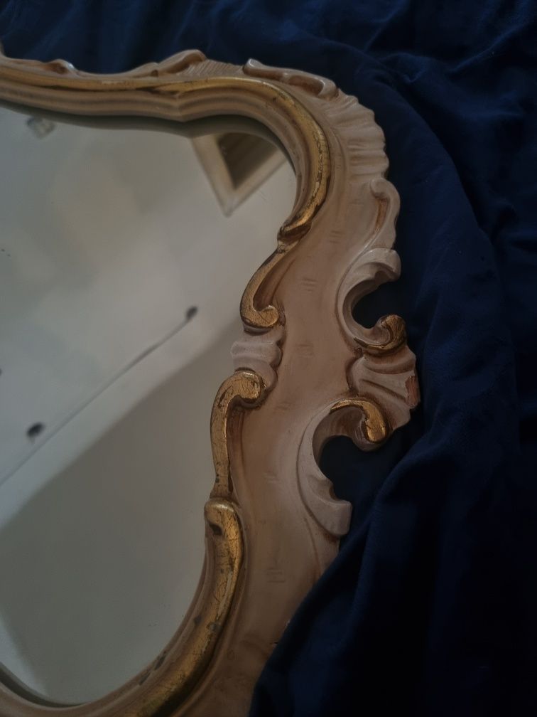 Oglindă din lemn sculptat