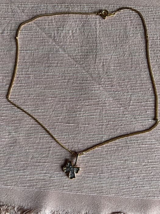 Колие с пеперуда