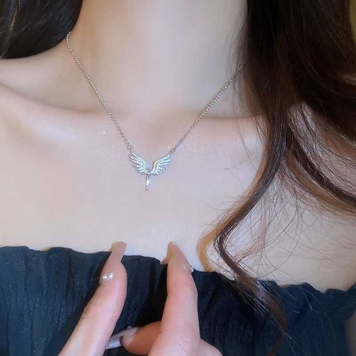 Нежно дамско колие с висулка феникс с камъни.