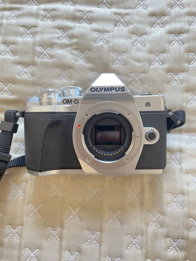 Камера olympus omd e-m10 mark III с несколькими объективами.
