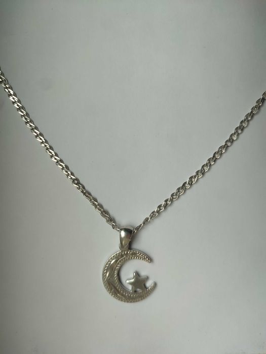 Серебряная цепочка с красивым кулоном