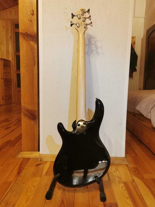 5-струнен бас Cort Action V