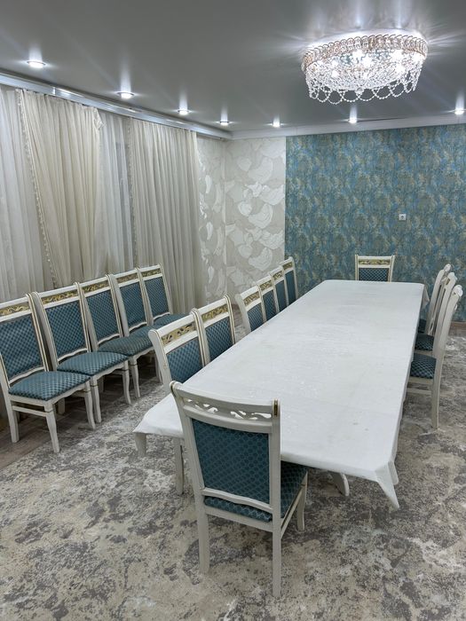 Стол и стулья для гостинной