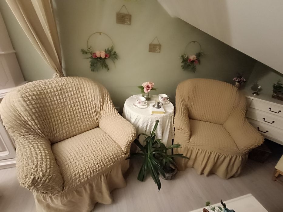 Set 2 fotolii extrem de comode și o măsuță vintage de lemn