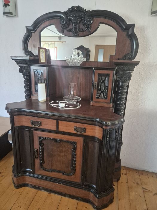 Mobilier vintage din lemn masiv, cu elemente decorative sculptate manu