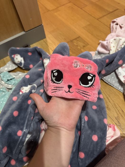 Продавам голяма чанта с детски дрехи