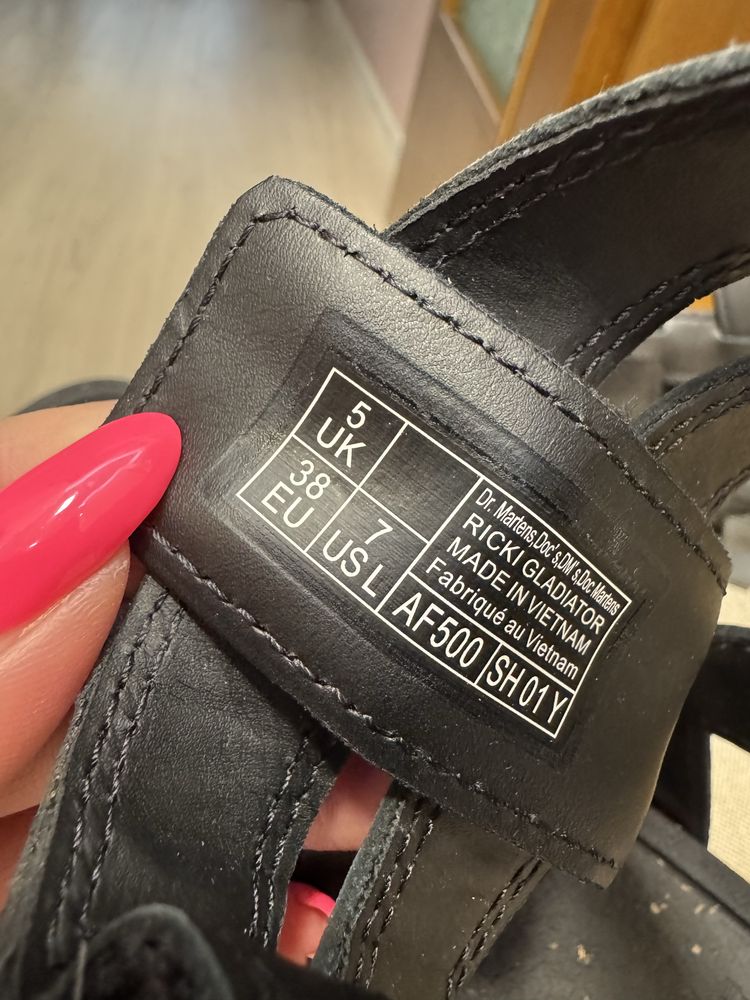 Сандали DR. MARTENS (нови) Закупени от Италия,р-р38,но отг 37
