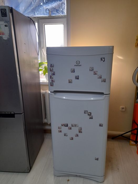 Продам холодильник Indesit