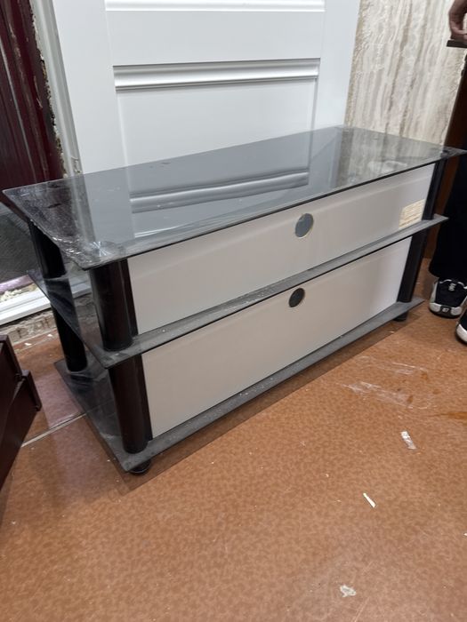 Стеклянная тумба под телевизор