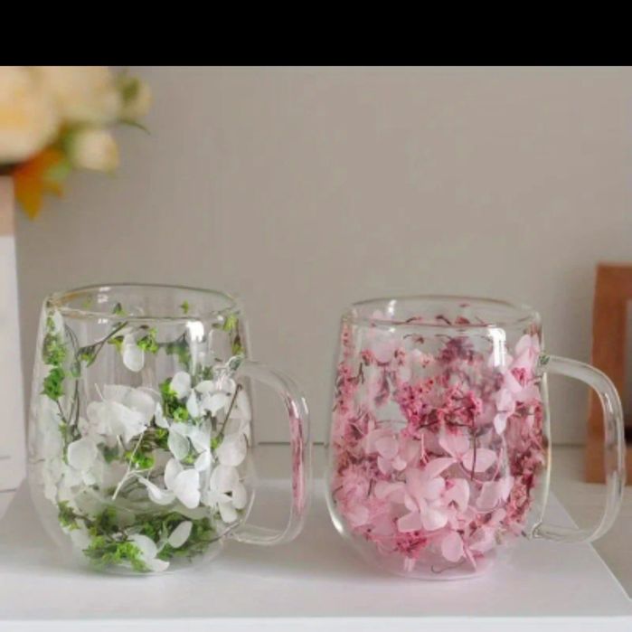 Две двустенни чаши със сухи цветя