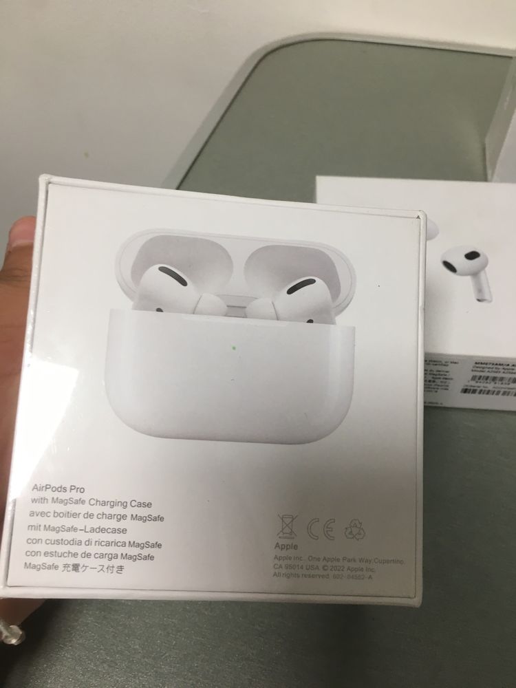 AirPods слушалки