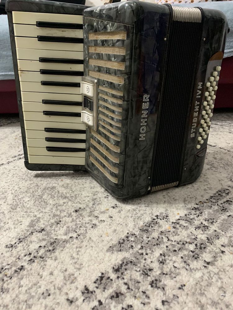 Vând acordeon Hohner