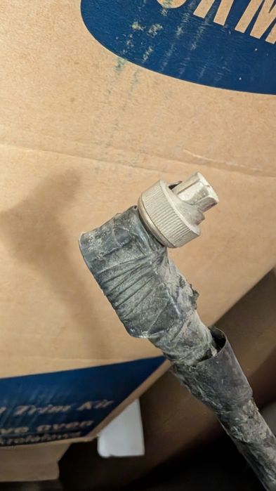 Дълъг коаксиален кабел с букса за антена