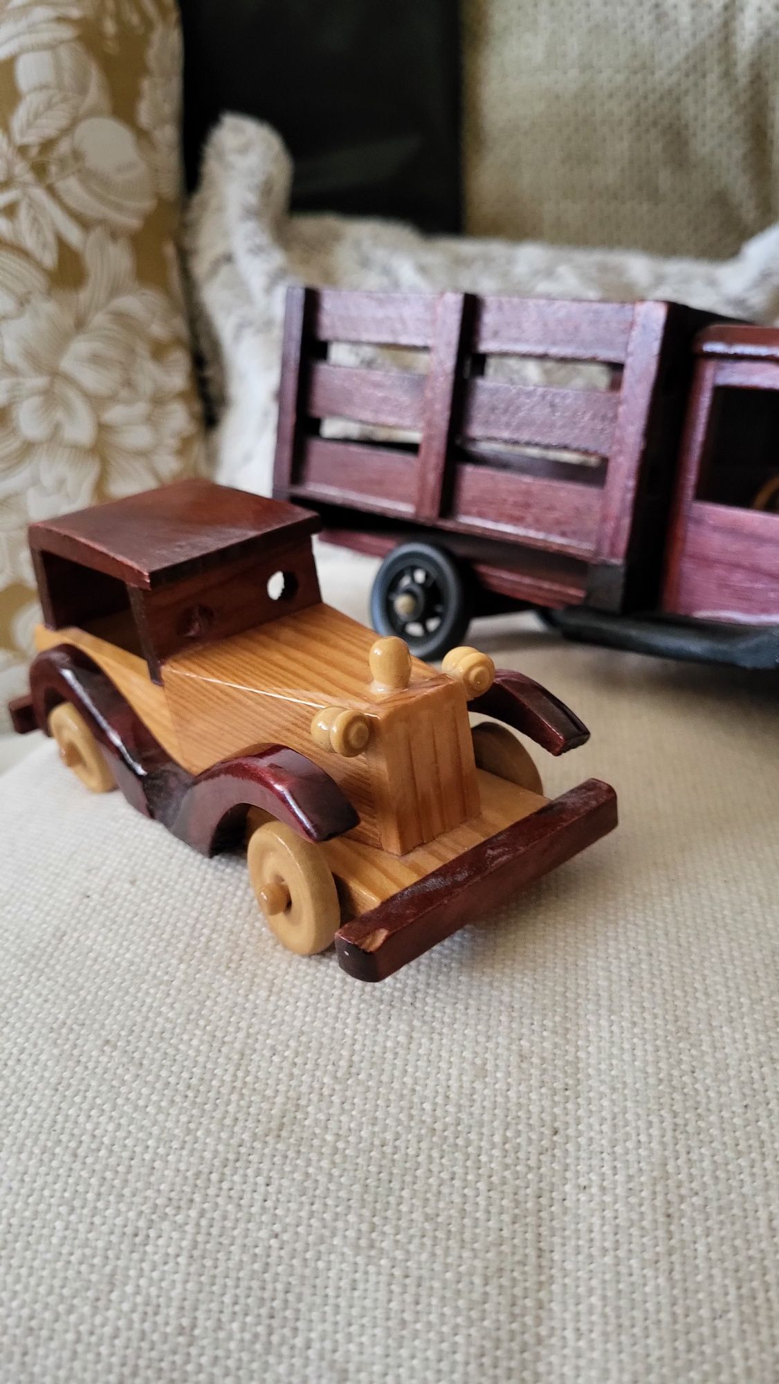Mașini decorative de epoca din lemn