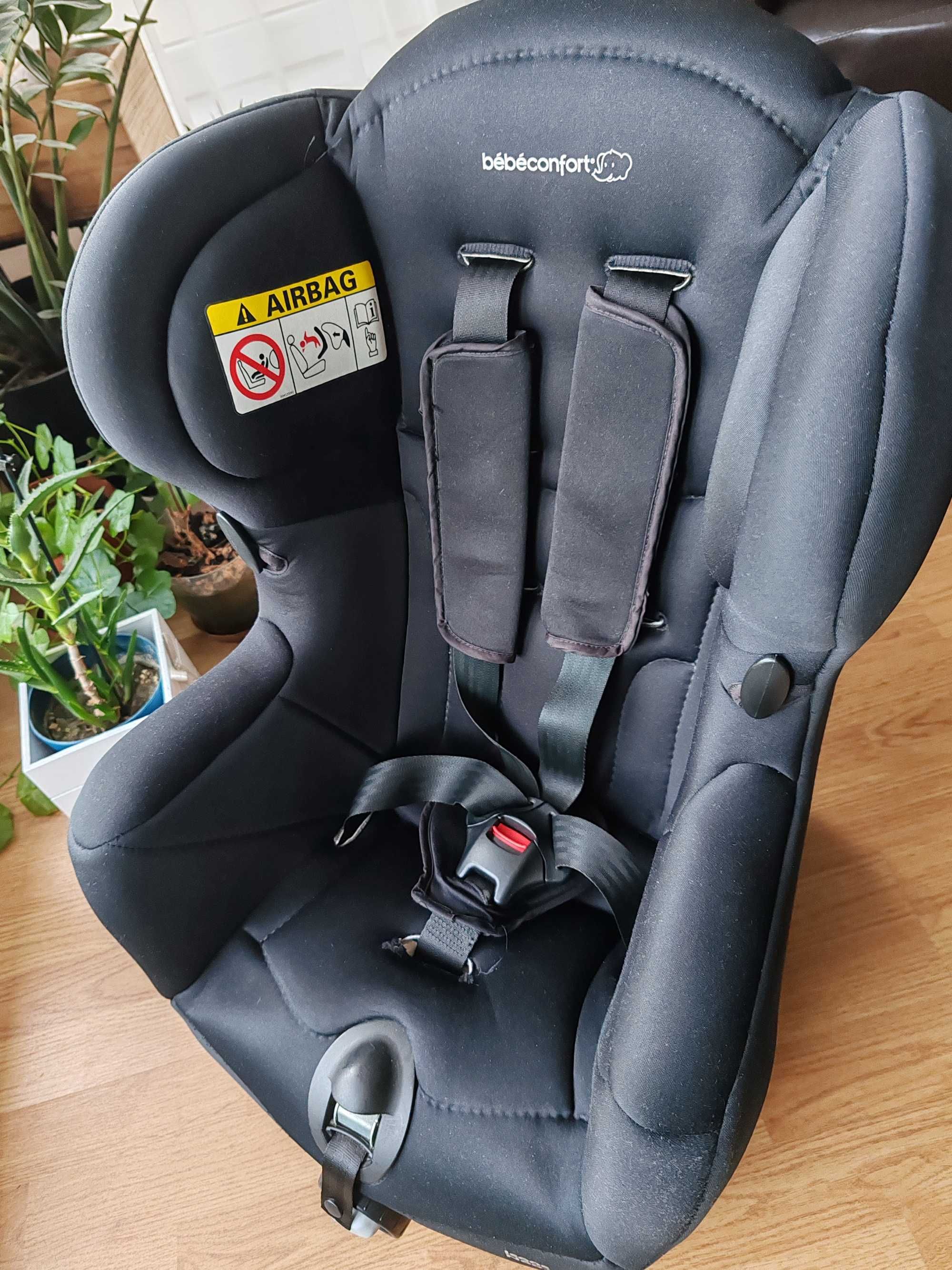 Столче за кола Bebe Confort (0-18кг) ISEOS IsoFix Total Black