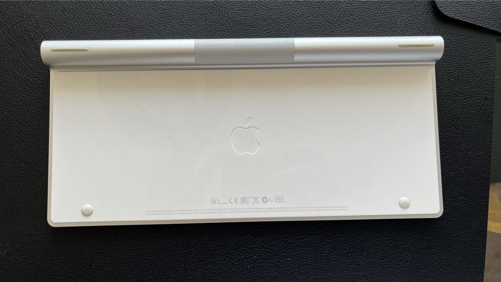 Apple Wireless Keyboard A1314 с  2 батерии АА