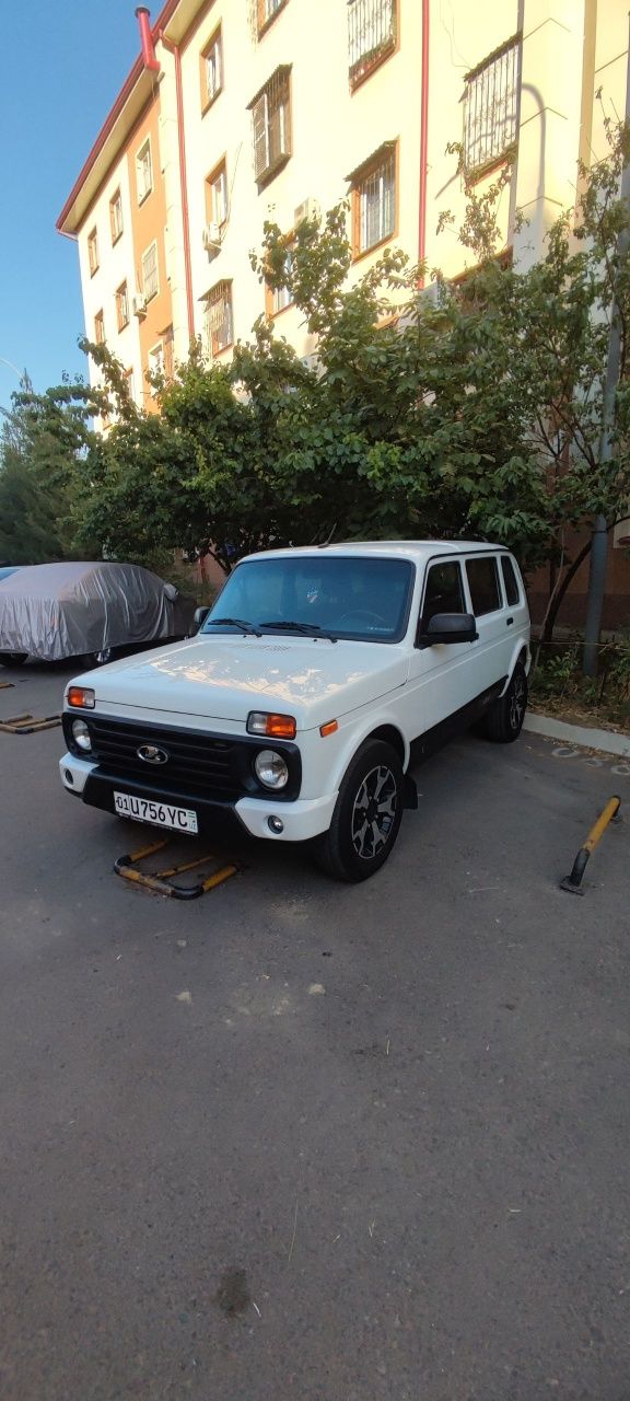 Niva urban 2131  sotiladi.