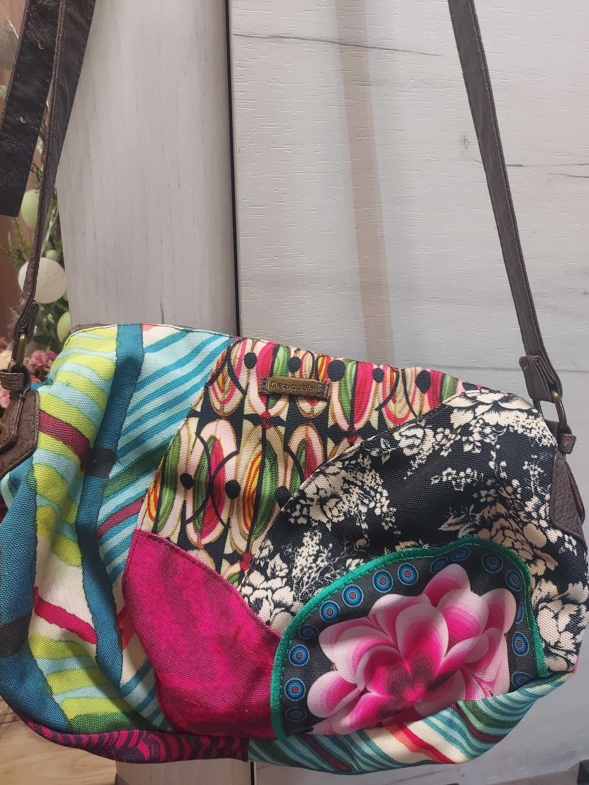 Прекрасна Desigual чанта  в типичен еклектичен стил