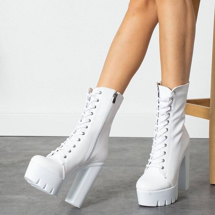 Боти на ток - бяла кожа (36-40)