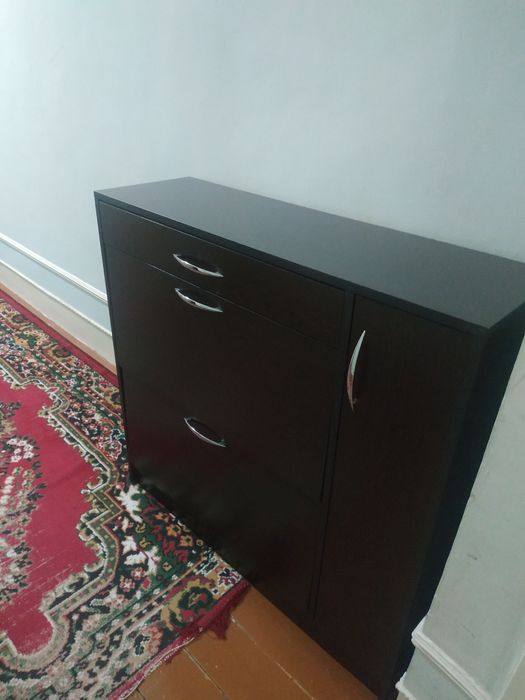 Полка для обуви имет три полки