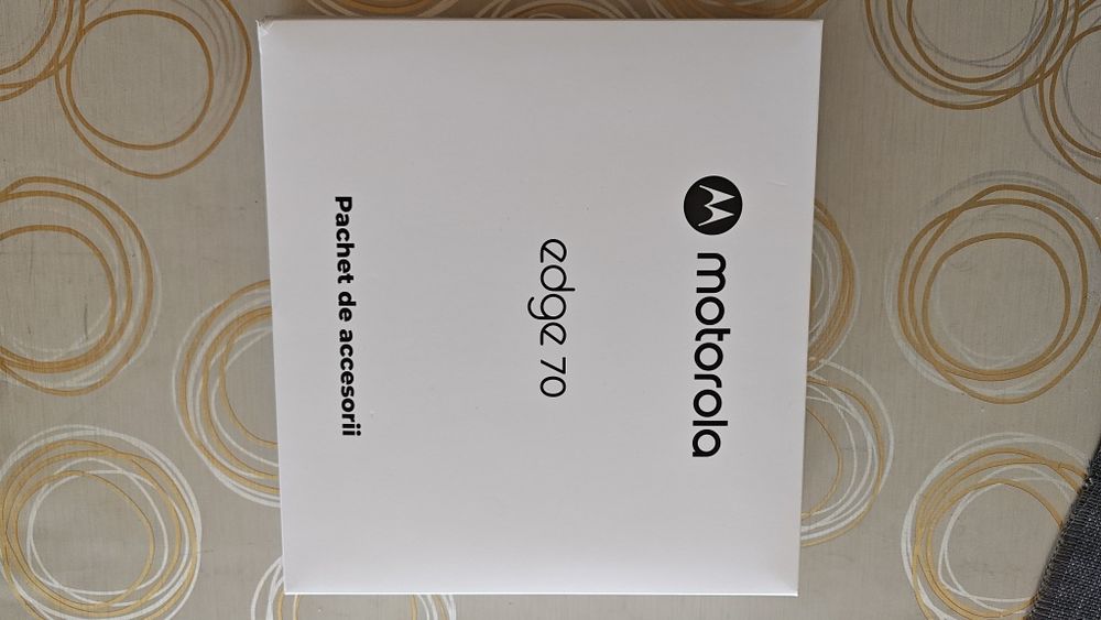 Vând Motorola edge 70 nou + pachet accesorii