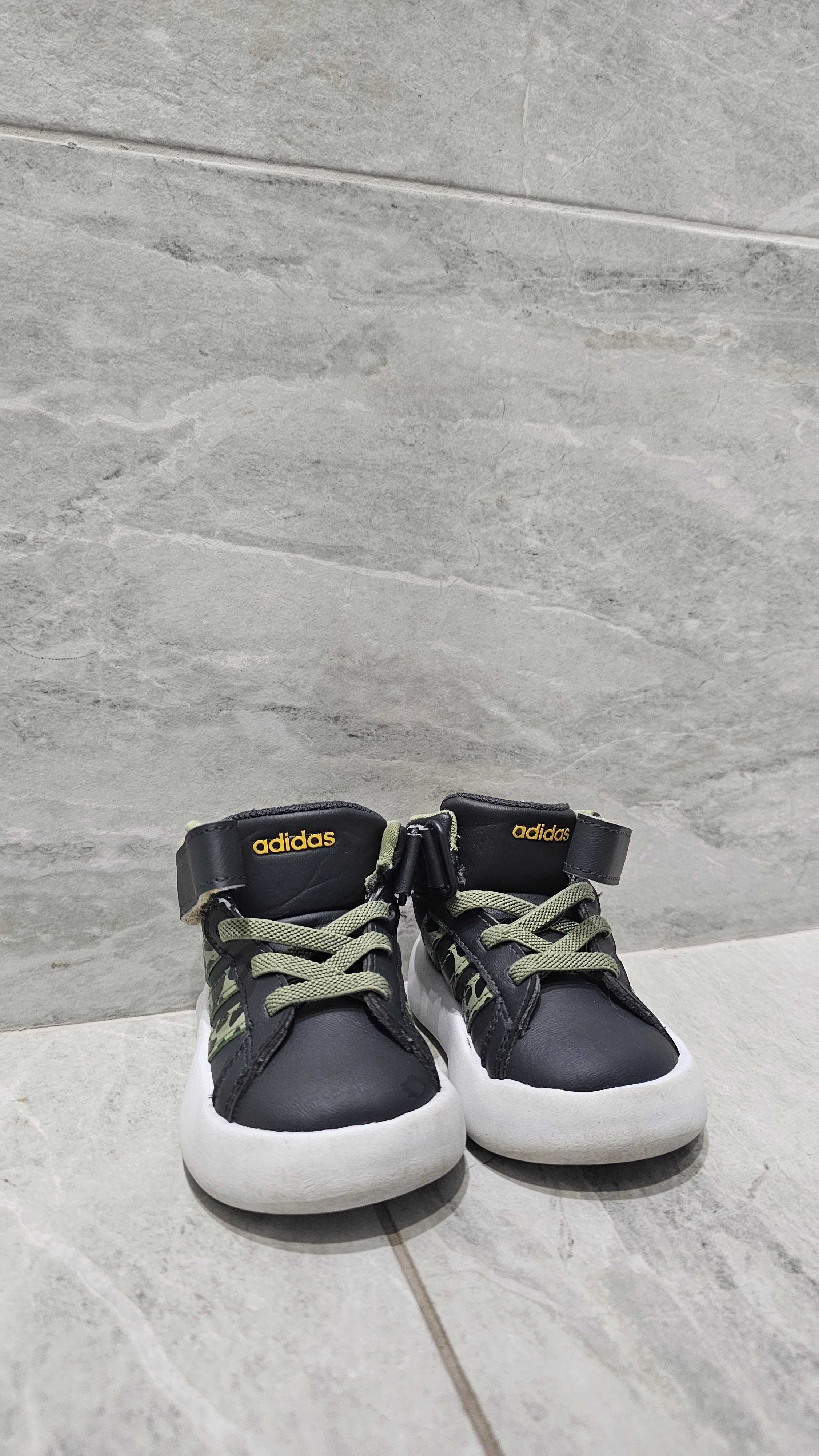 Маратонки за бебе adidas Disney