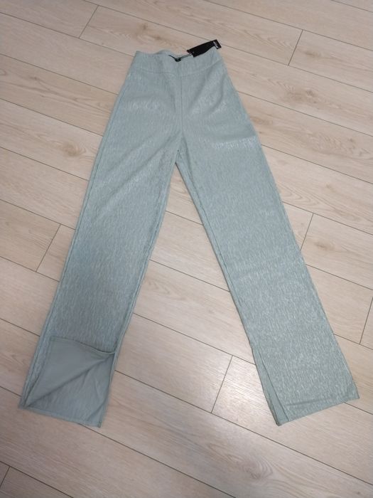 Pantaloni evazați cu talie înaltă