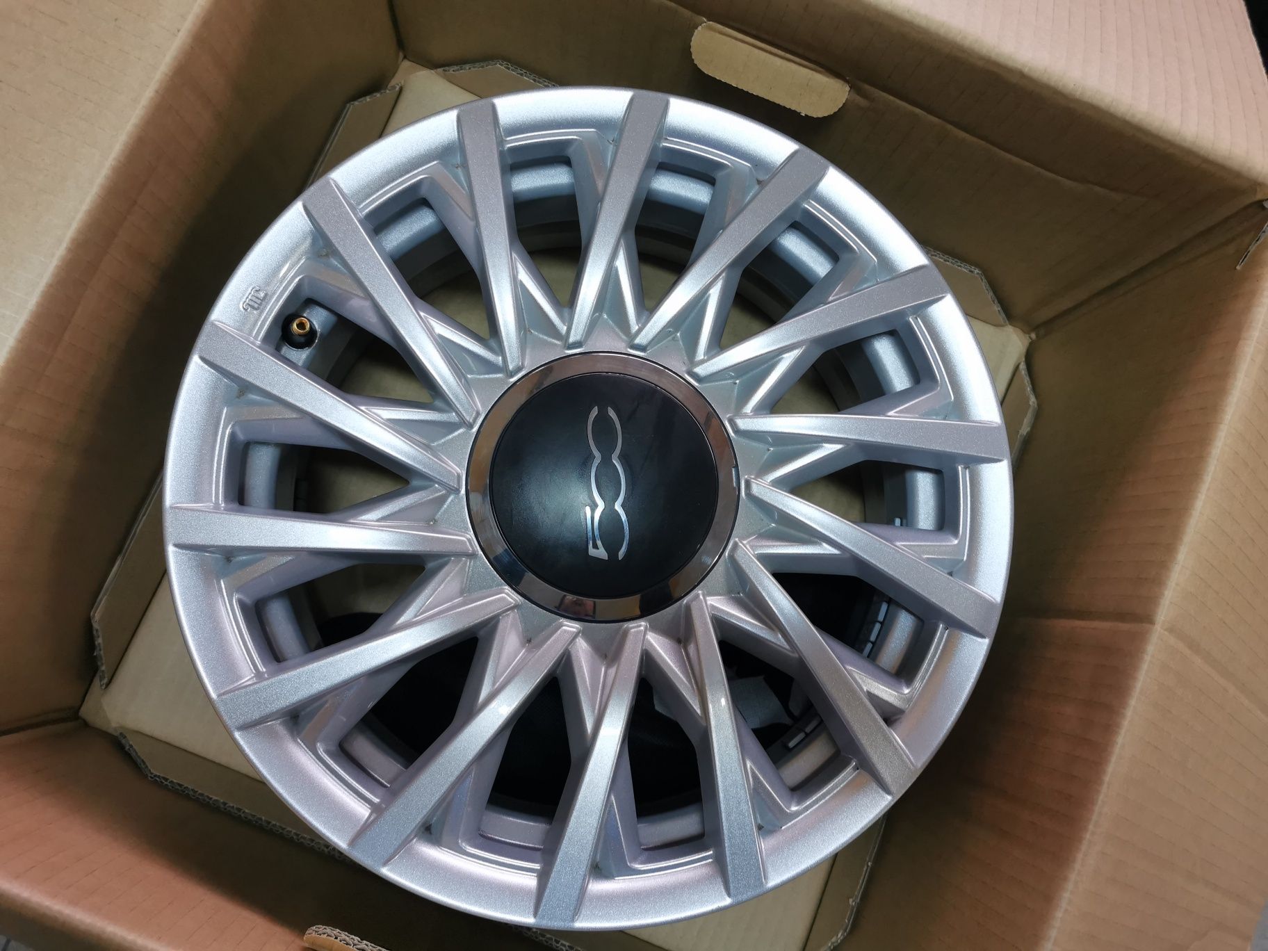 Vand jante de aliaj originale pentru Fiat 500 pe 15