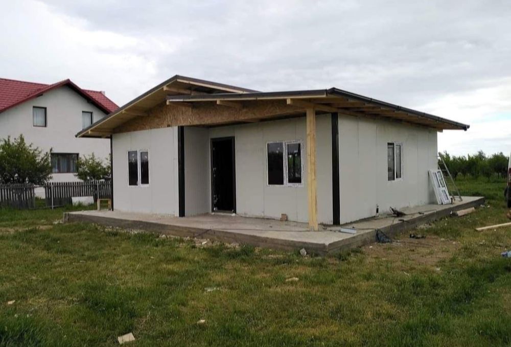 Vând casă pe structură metalică înveliș cu panouri sandwich