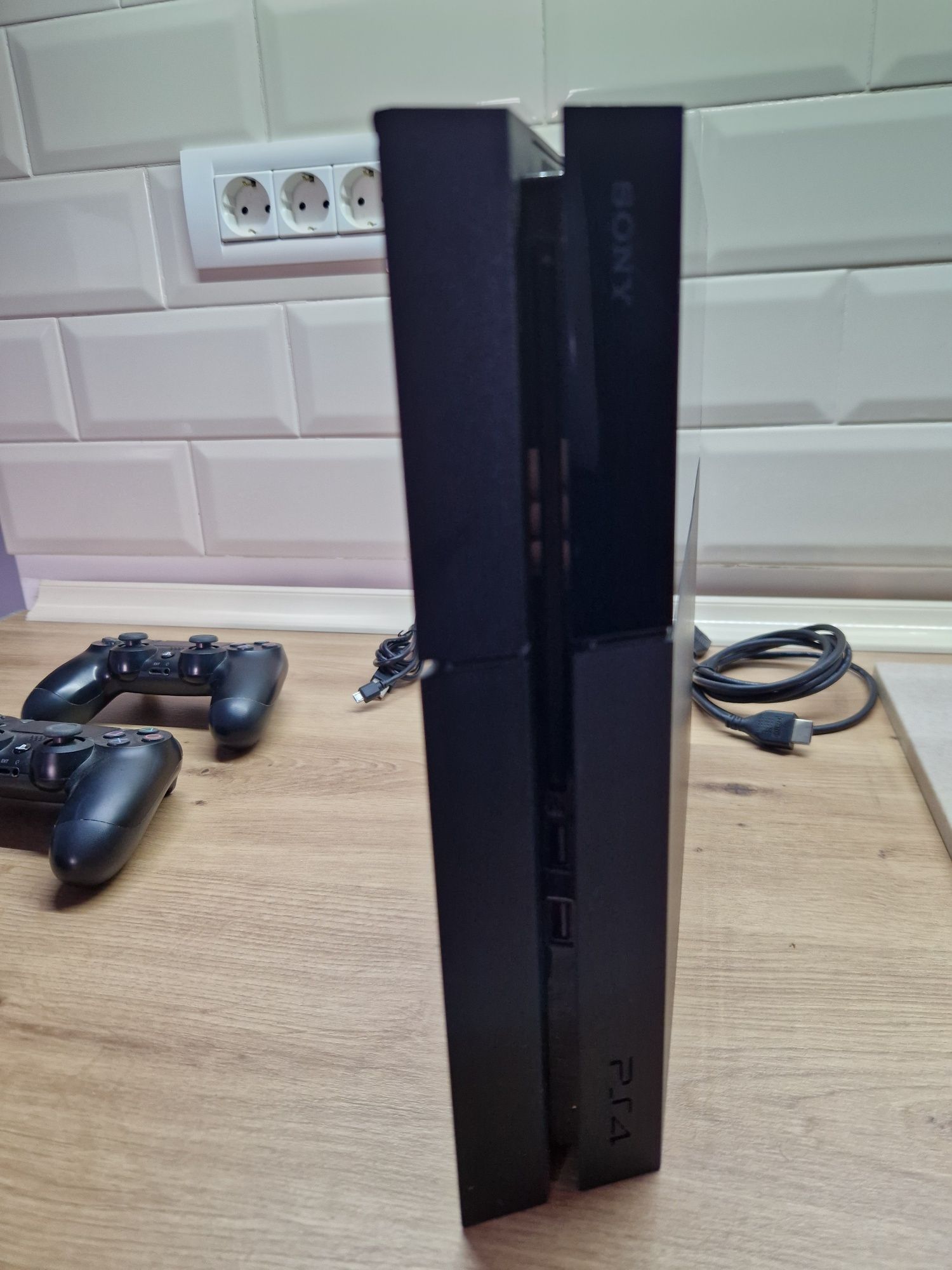 Vand PS4/Playstation 4 slim 1TB+ 2 console.Poze reale!
