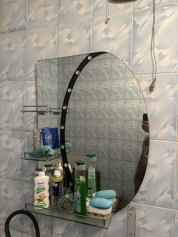 Умывальник, зеркало и ванная