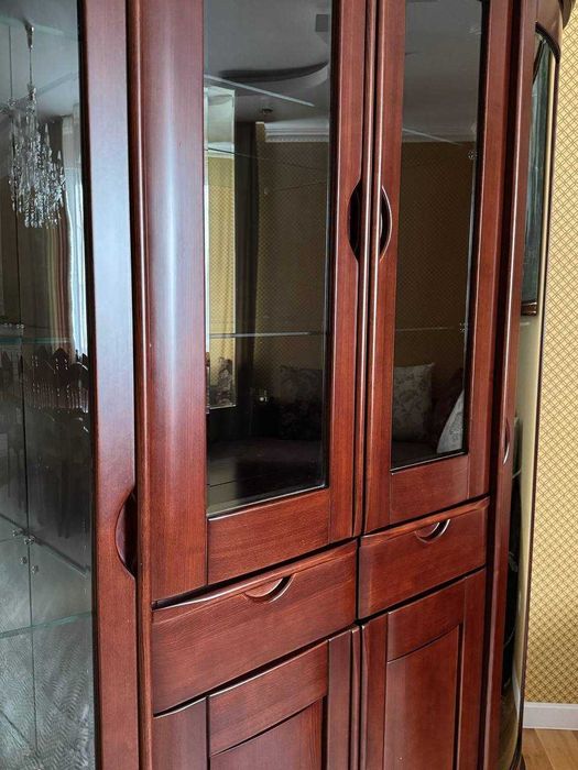 Шкаф (сервант) из натурального дерева в отличном состоянии