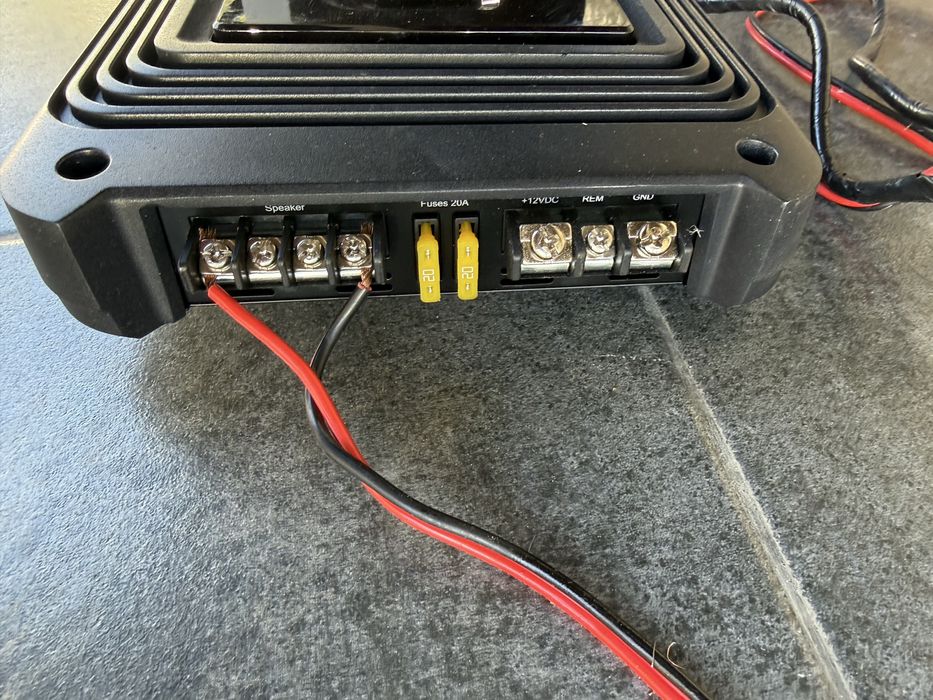 Vând subwoofer JBL 1250W cu amplificator – bass excelent