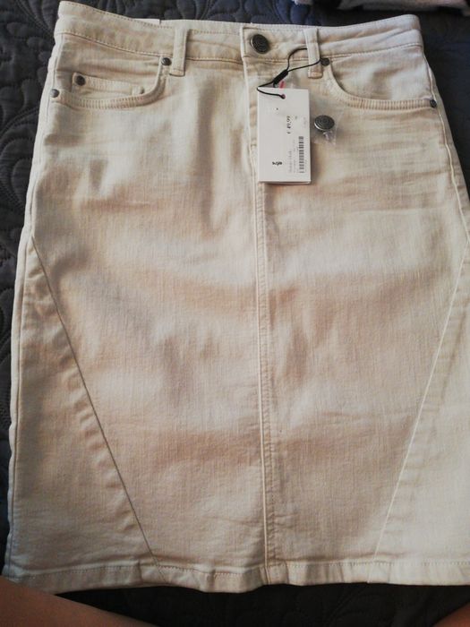 Дамска пола бежов цвят