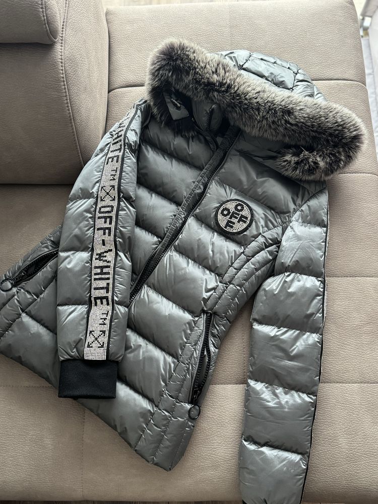 Сиво сребристо дамско яке на Off-white с качулка от естествен пух