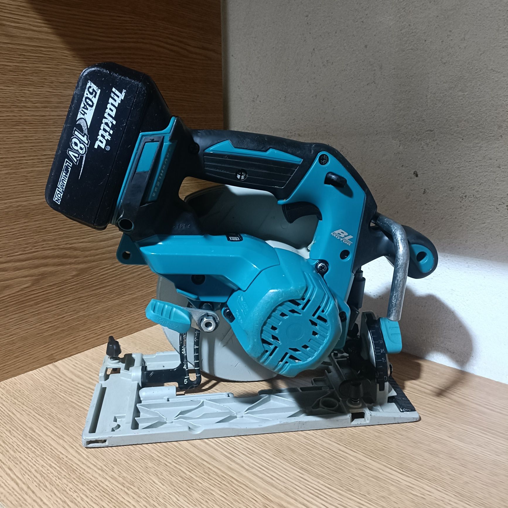 Circular Makita DHS 680