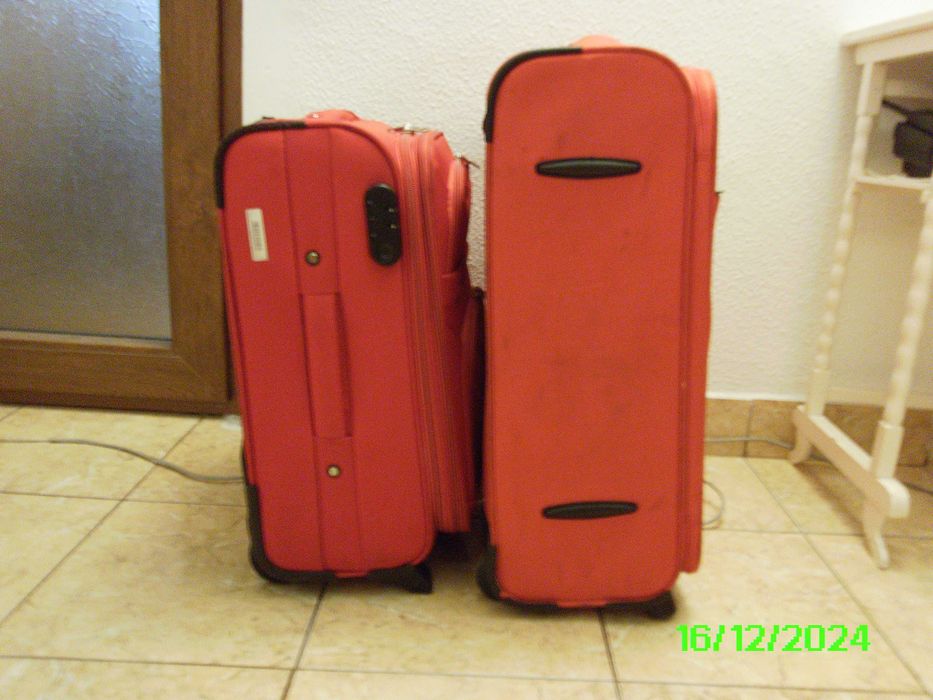 trolere, Albastru din plastic dur si 2 Rosii