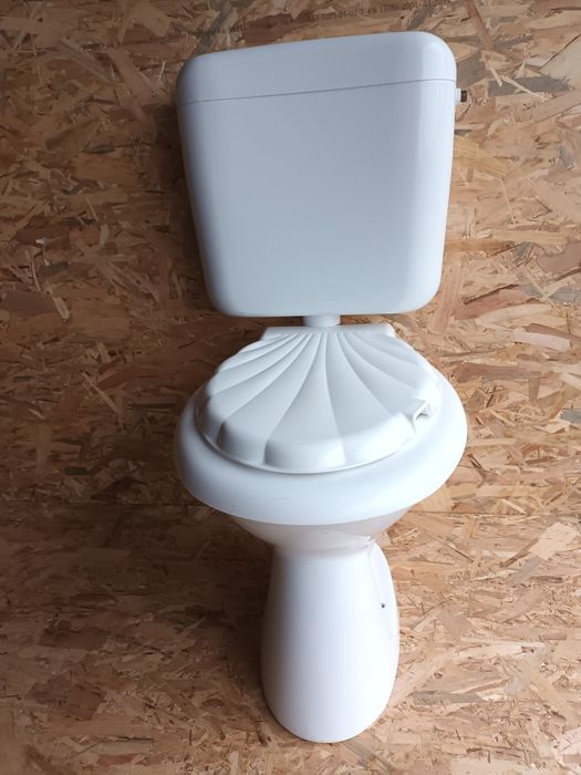 Wc   cu rezervor si capac