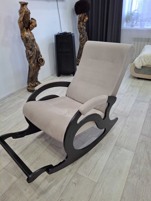 Продам кресло качалку новое