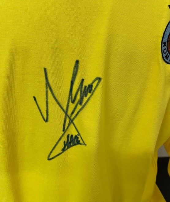 Tricou / Bluza galbena retro semnat (a) de Gheorghe Hagi