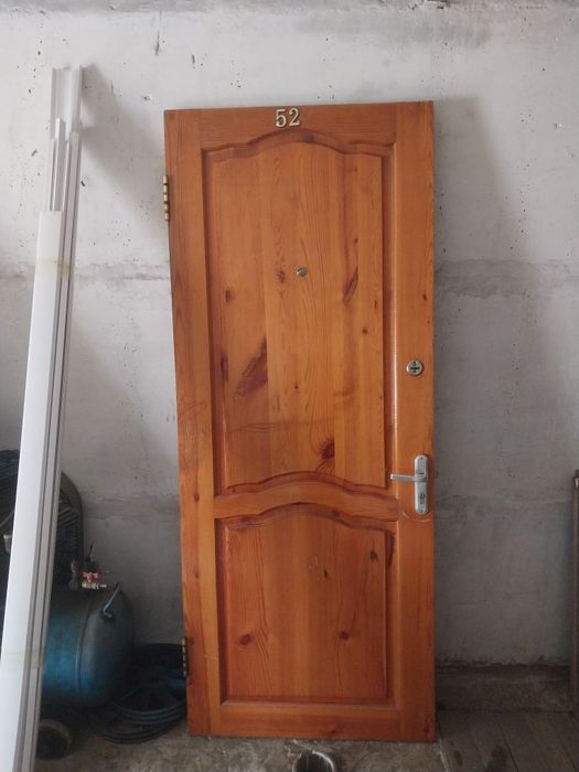 Продам деревянную дверь