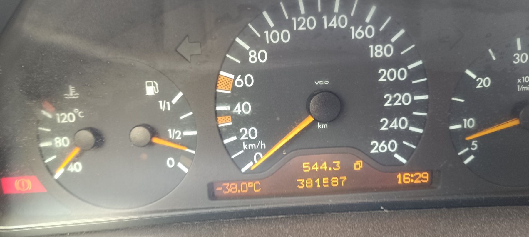 Продавам Мерцедес W210.