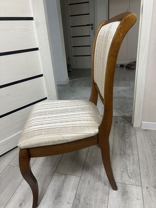 Стол и стулья в отличном состоянии