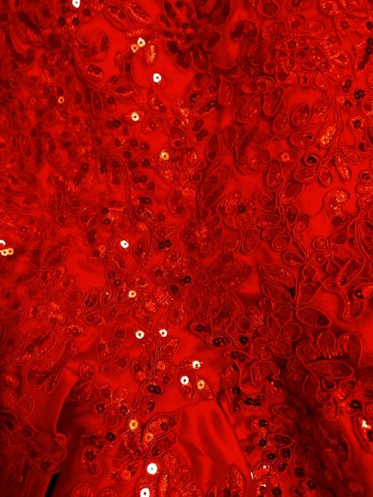 Елегантна сатенена бална рокля